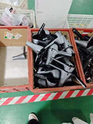 أداة تجعيد الشعر من السيراميك ببرميل 25 ملم وضمان لمدة سنة واحدة وجهد كهربائي 110-240 فولت للحصول على تجعيدات ناعمة ولامعة